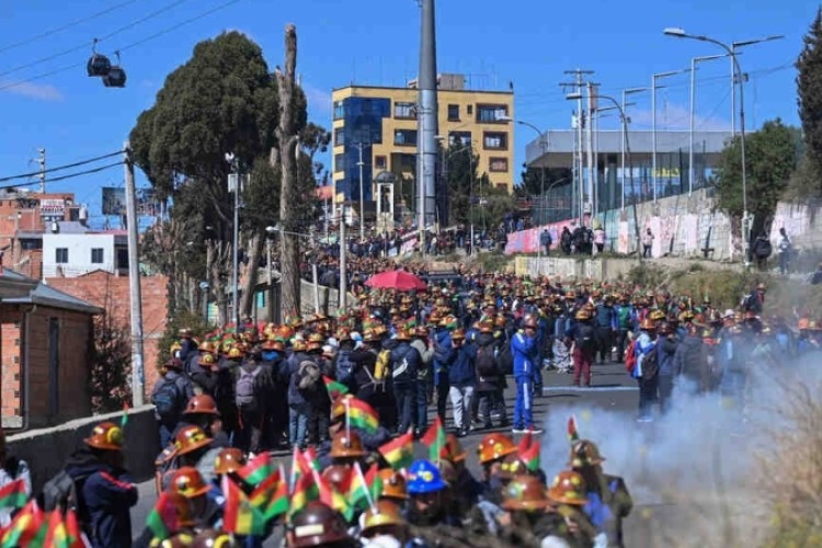 Journalists urge peaceful dialogue in Bolivia