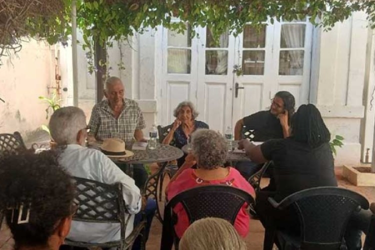 La poesía se convierte en legado en espacio literario Aire de Luz
