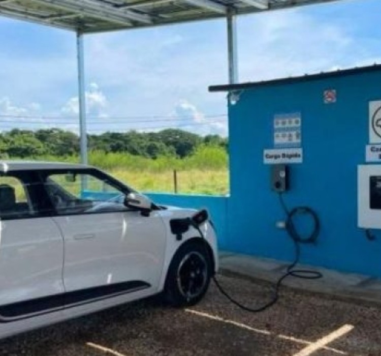 Inauguran la primera estación de carga solar para vehículos eléctricos en Cuba