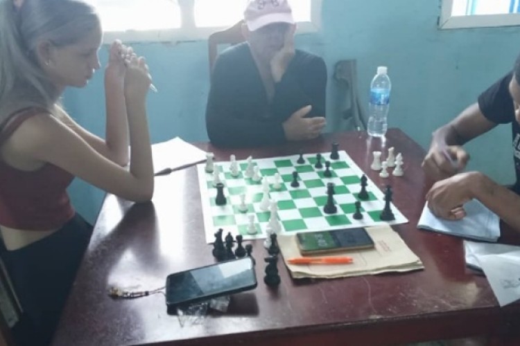 Ajedrecistas con buen ánimo hacia lid de la juventud sorda
