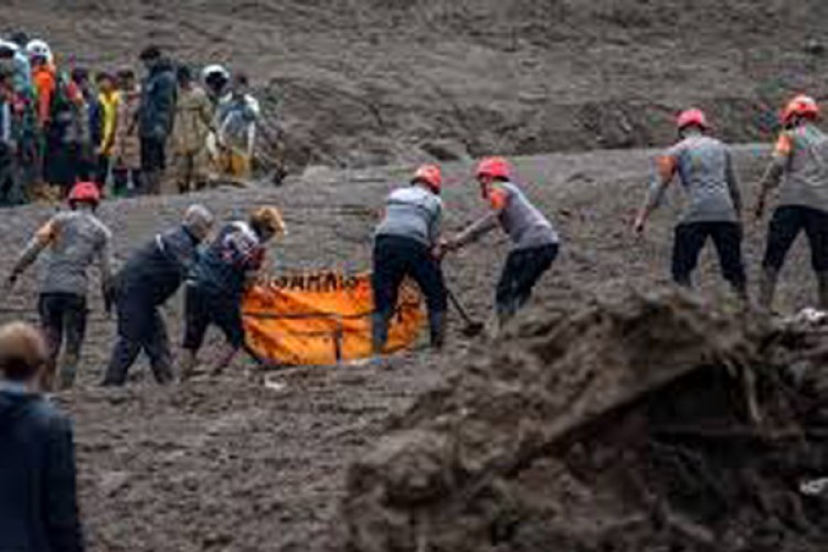 Alud de tierra en Indonesia deja 34 muertos y varios desaparecidos