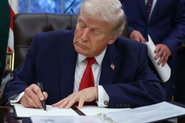 Trump impondrá aranceles a países que vendan petróleo a Cuba