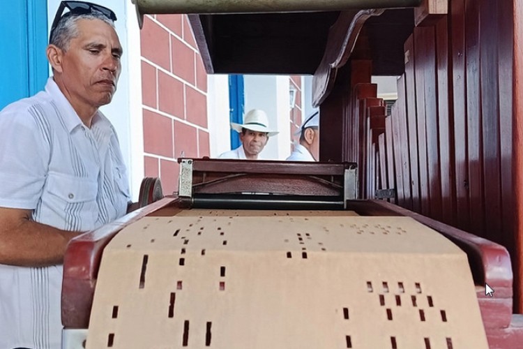 Para moler la música se necesita… (+Fotos y Video)