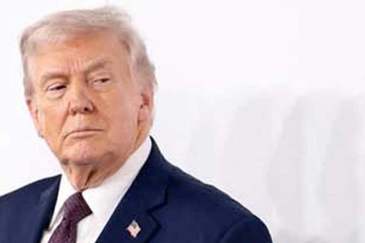 Trump habla de diplomacia con Irán y tiene portaaviones desplegado