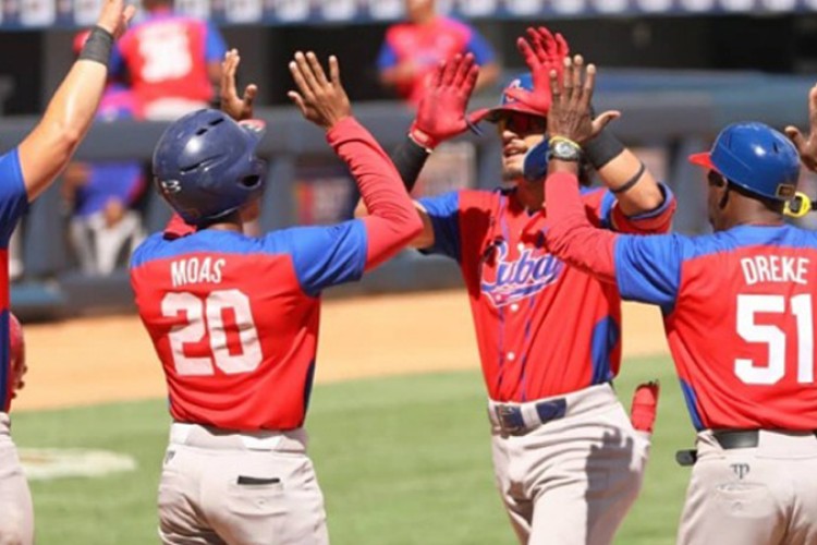 La bandera cubana en el podio de la Serie de las Américas