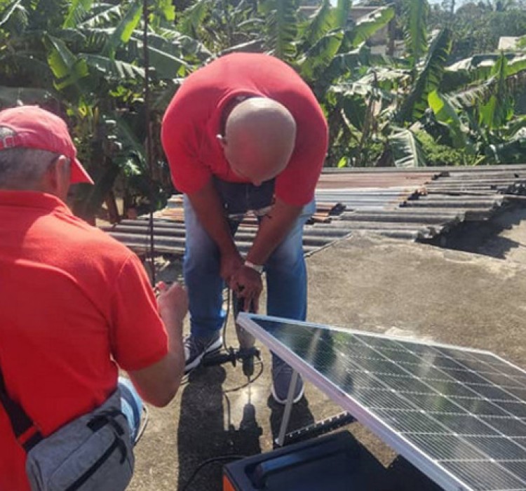 Continúa en Minas instalación de kits de sistemas fotovoltaicos