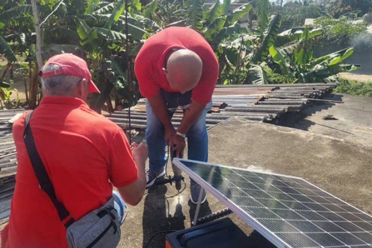 Continúa en Minas instalación de kits de sistemas fotovoltaicos