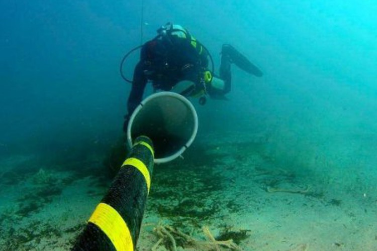 Desmantelan primer cable submarino transatlántico del mundo que hizo posible Internet a nivel mundial