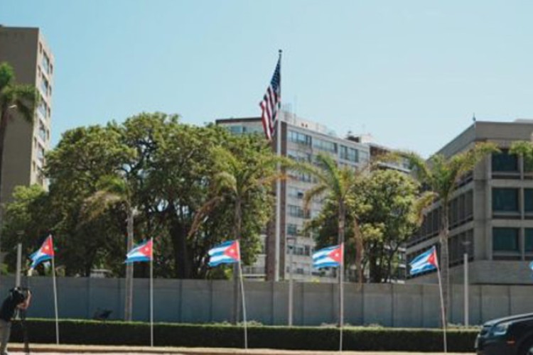 Banderas cubanas frente a la embajada de EE.UU. en Montevideo