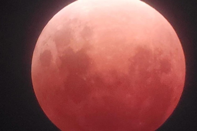 En fotos, la secuencia del eclipse lunar total de este 3 de marzo