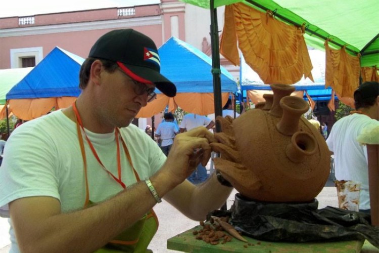 Celso Lázaro: la ciudad a media luz y el vaso siempre medio lleno 