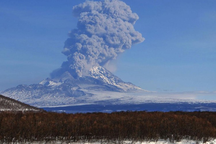 Volcán ruso Shiveluch lanza nube de cenizas de nueve mil metros