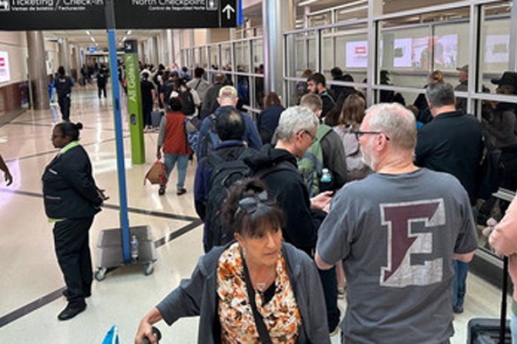 Trump ordena desplegar agentes del ICE en aeropuertos de EEUU