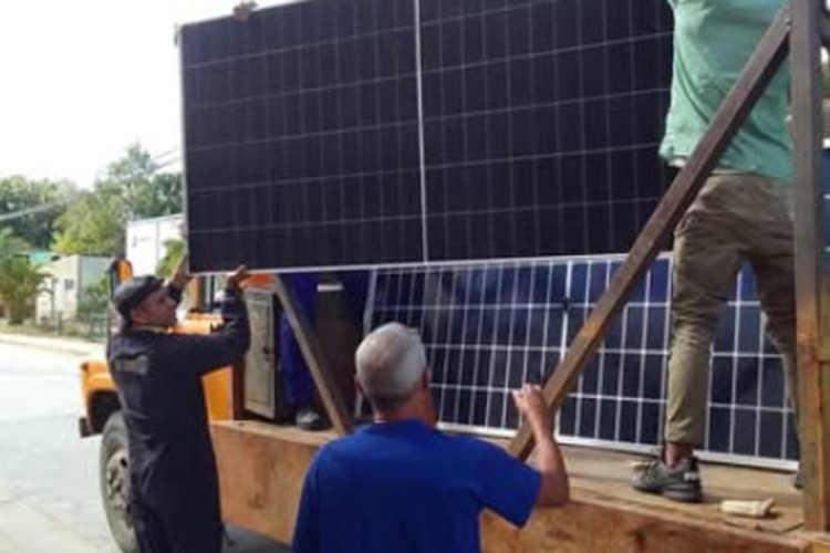 Inician en Guáimaro instalación de paneles solares en centros vitales de la economía y los servicios (+ Foto y Video)