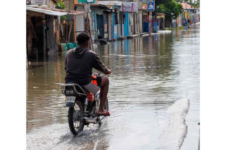 Inundaciones en la capital dominicana por fuertes lluvias