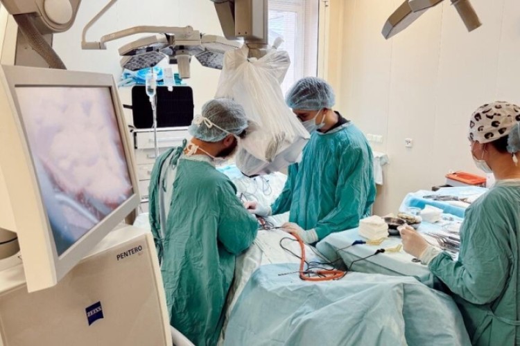 Médicos de Moscú salvan a bebé con gran tumor cerebral