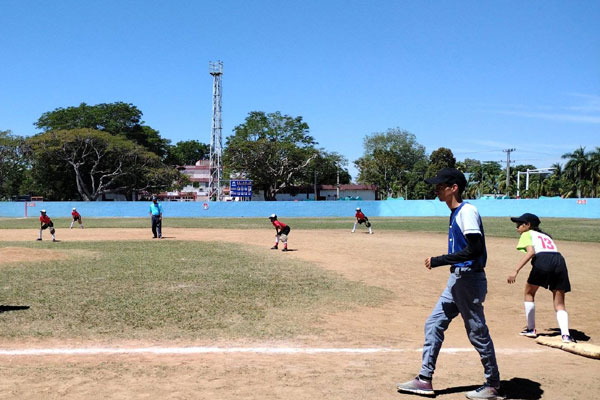 Marlenis Granado Hernández junto a sus atletas en el Evento Nacional de las Pequeñas Ligas de Softbol, celebrado en Bayamo, Granma. Foto tomada de Facebook. 
