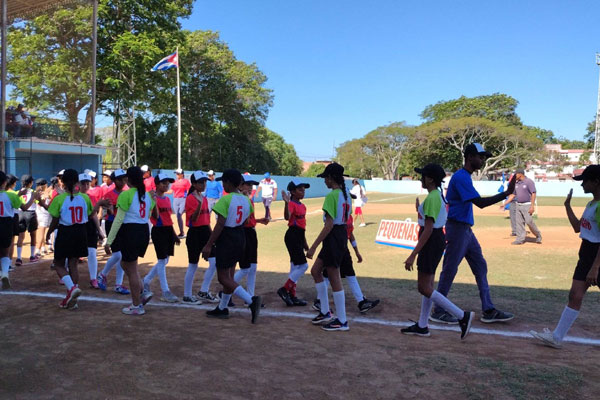 Marlenis Granado Hernández junto a sus atletas en el Evento Nacional de las Pequeñas Ligas de Softbol, celebrado en Bayamo, Granma. Foto tomada de Facebook. 