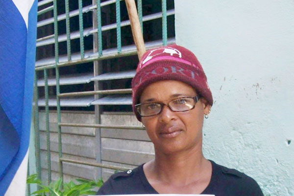 Marlenis Granado Hernández junto a sus atletas en el Evento Nacional de las Pequeñas Ligas de Softbol, celebrado en Bayamo, Granma. Foto tomada de Facebook. 