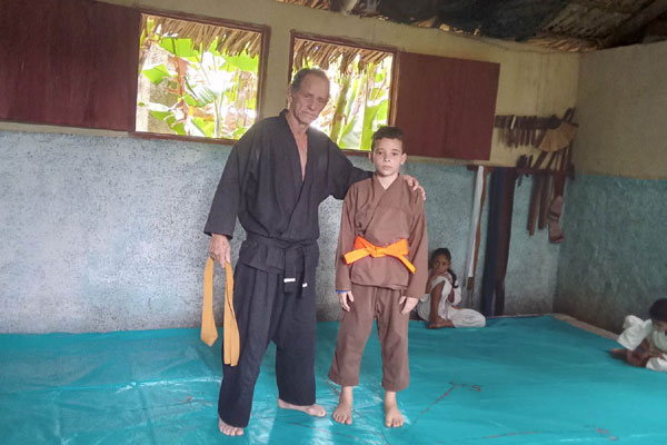 Dalián junto a su maestro Eduardo Cruz Romero Polo. 