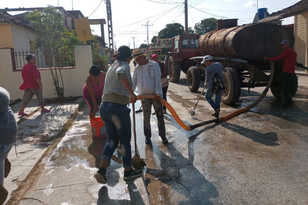 Guaimareños en plena faena de limpieza y embellecimiento del área representativa del Complejo Monumental Museo-Mausoleo de Guáimaro.