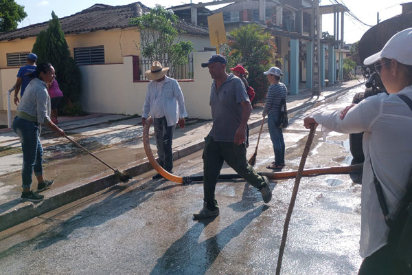 Guaimareños en plena faena de limpieza y embellecimiento del área representativa del Complejo Monumental Museo-Mausoleo de Guáimaro.