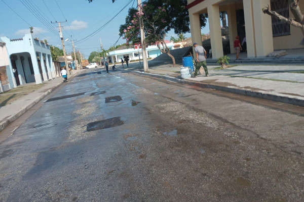 Guaimareños en plena faena de limpieza y embellecimiento del área representativa del Complejo Monumental Museo-Mausoleo de Guáimaro.