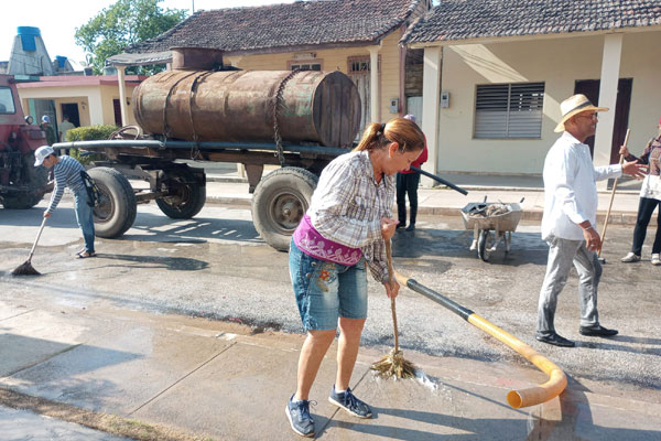 Guaimareños en plena faena de limpieza y embellecimiento del área representativa del Complejo Monumental Museo-Mausoleo de Guáimaro.