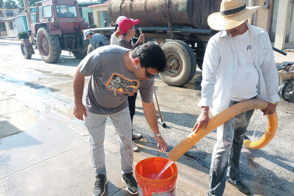 Guaimareños en plena faena de limpieza y embellecimiento del área representativa del Complejo Monumental Museo-Mausoleo de Guáimaro.