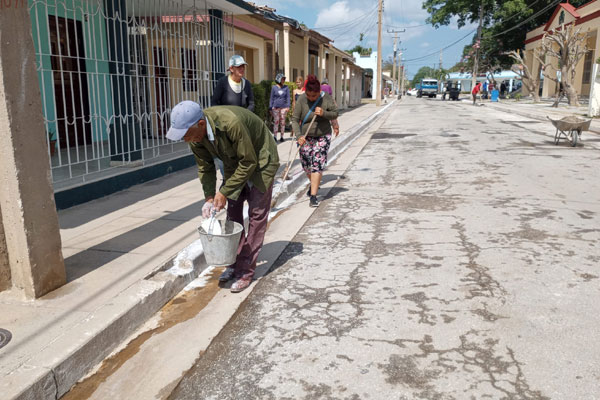 Guaimareños en plena faena de limpieza y embellecimiento del área representativa del Complejo Monumental Museo-Mausoleo de Guáimaro.