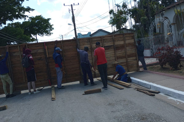 Guaimareños en plena faena de limpieza y embellecimiento del área representativa del Complejo Monumental Museo-Mausoleo de Guáimaro.