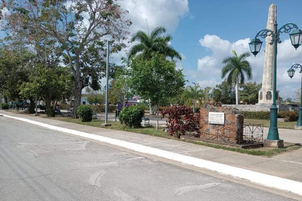 Trabajadores de Servicios Comunales en Guáimaro en plena faena de higienización del poblado