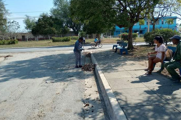 Trabajadores de Servicios Comunales en Guáimaro en plena faena de higienización del poblado