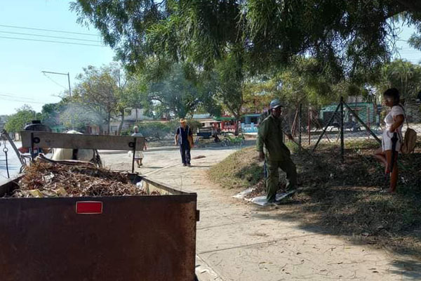 Trabajadores de Servicios Comunales en Guáimaro en plena faena de higienización del poblado