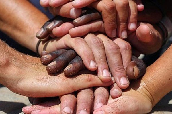 Manos unidas contra el racismo
