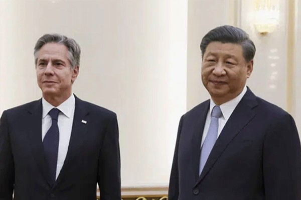 Presidente chino, Xi Jinping junto al  secretario de Estado norteamericano, Antony Blinken