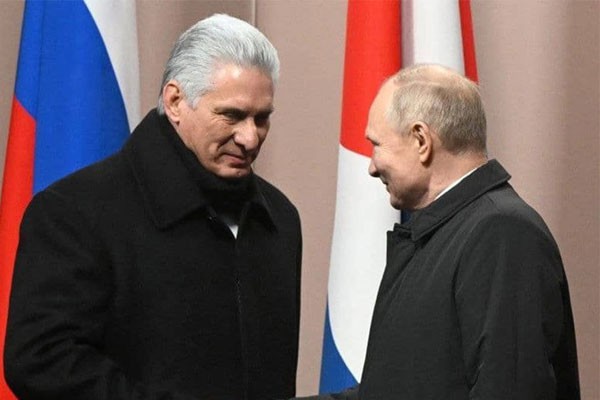 Presidente de Cuba, Miguel Díaz Canel, junto al mandatario ruso Vladimir Putin