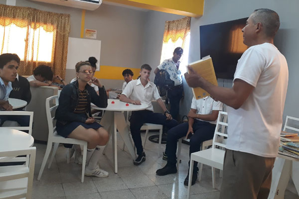 Poeta guaimareño Diusmel Machado Estrada comparte saberes en la Casa del Escritor en Guáimaro