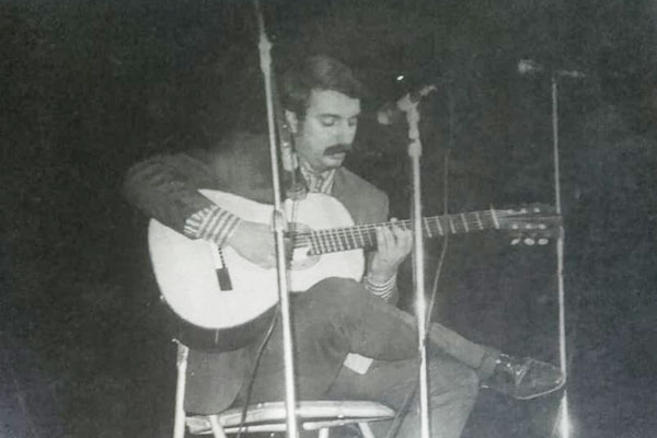 Trovador Miguel (Miguelito) Escalona regalando su arte en Guáimaro a propósito de una de las galas organizadas en saludo al 10 de abril, fecha que marca la firma de la Primera Constitución de la República de Cuba en Armas.