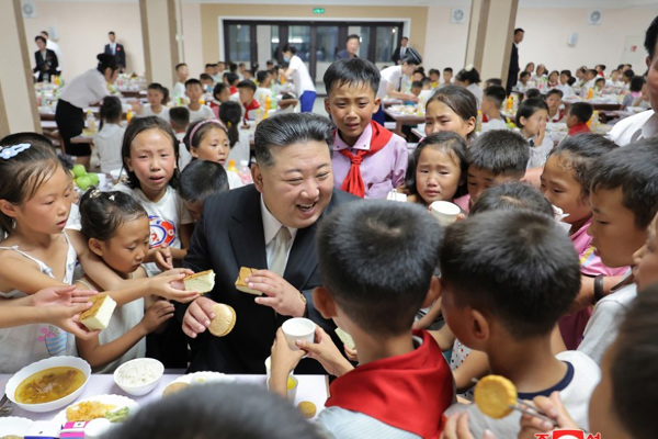 Kim con evacuados x inundac