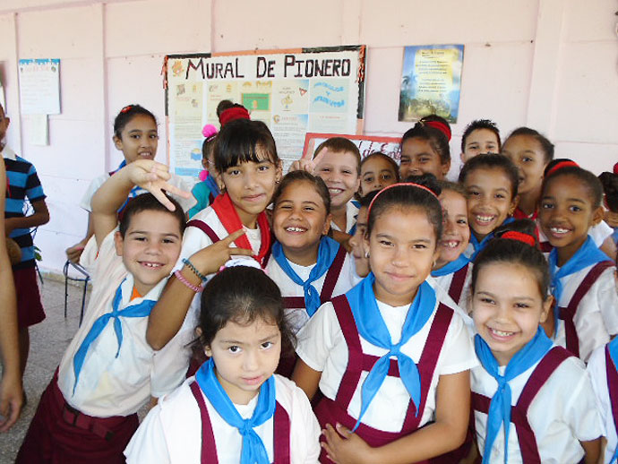 estudiantes primaria felices en guaimaro cuba