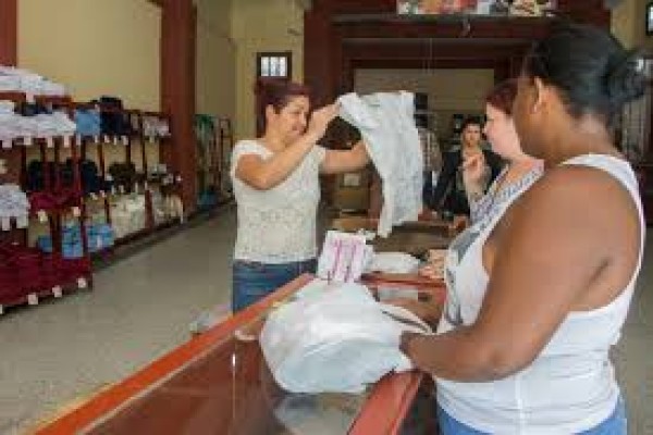 Prosigue venta de uniformes escolares 