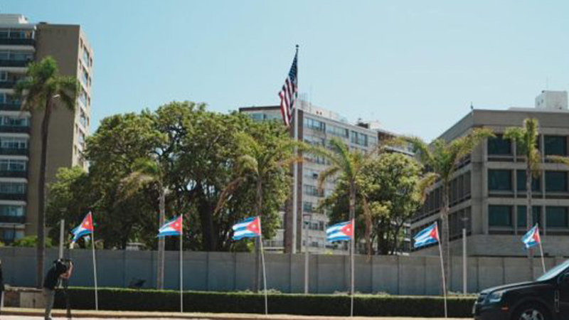 banderas cubanas frente a e
